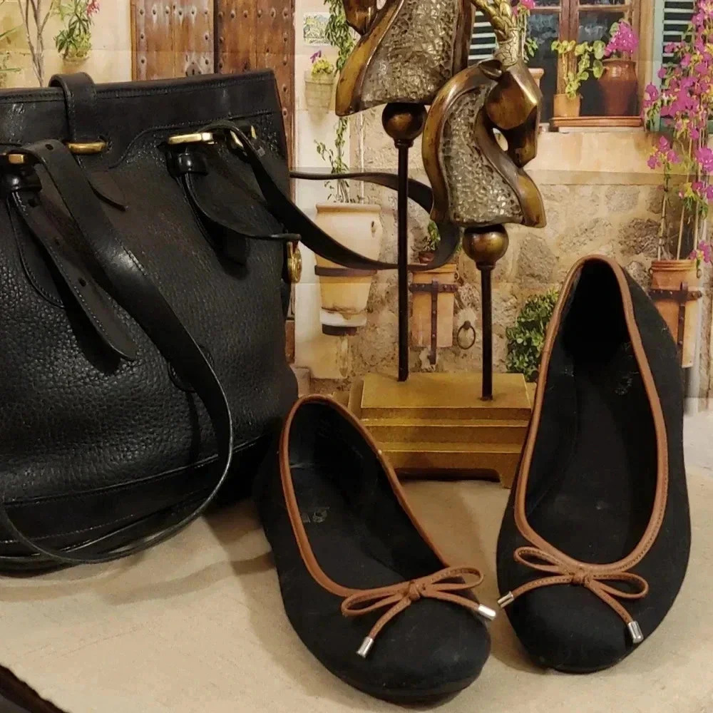 Coach and Four flats - Picture 1 of 9